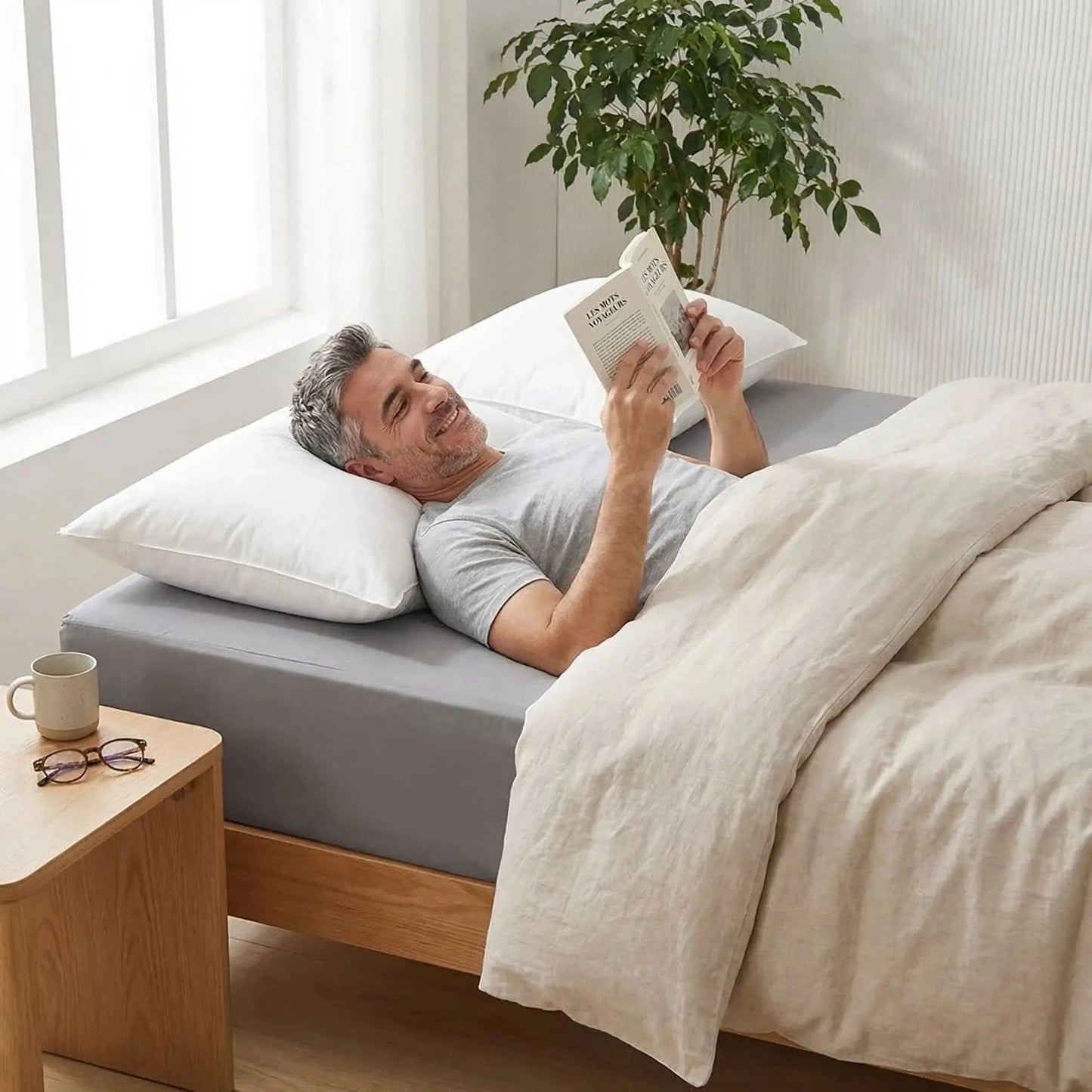 homme lit sur protege matelas gris imperméable anti-allergène