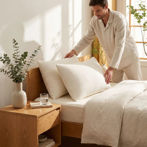 homme range housse taie d'oreiller blanche