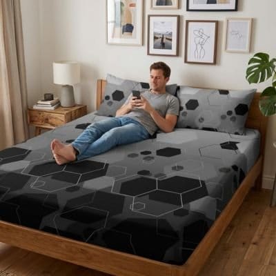homme relaxe avec cellulaire sur drap housse nuits optimales