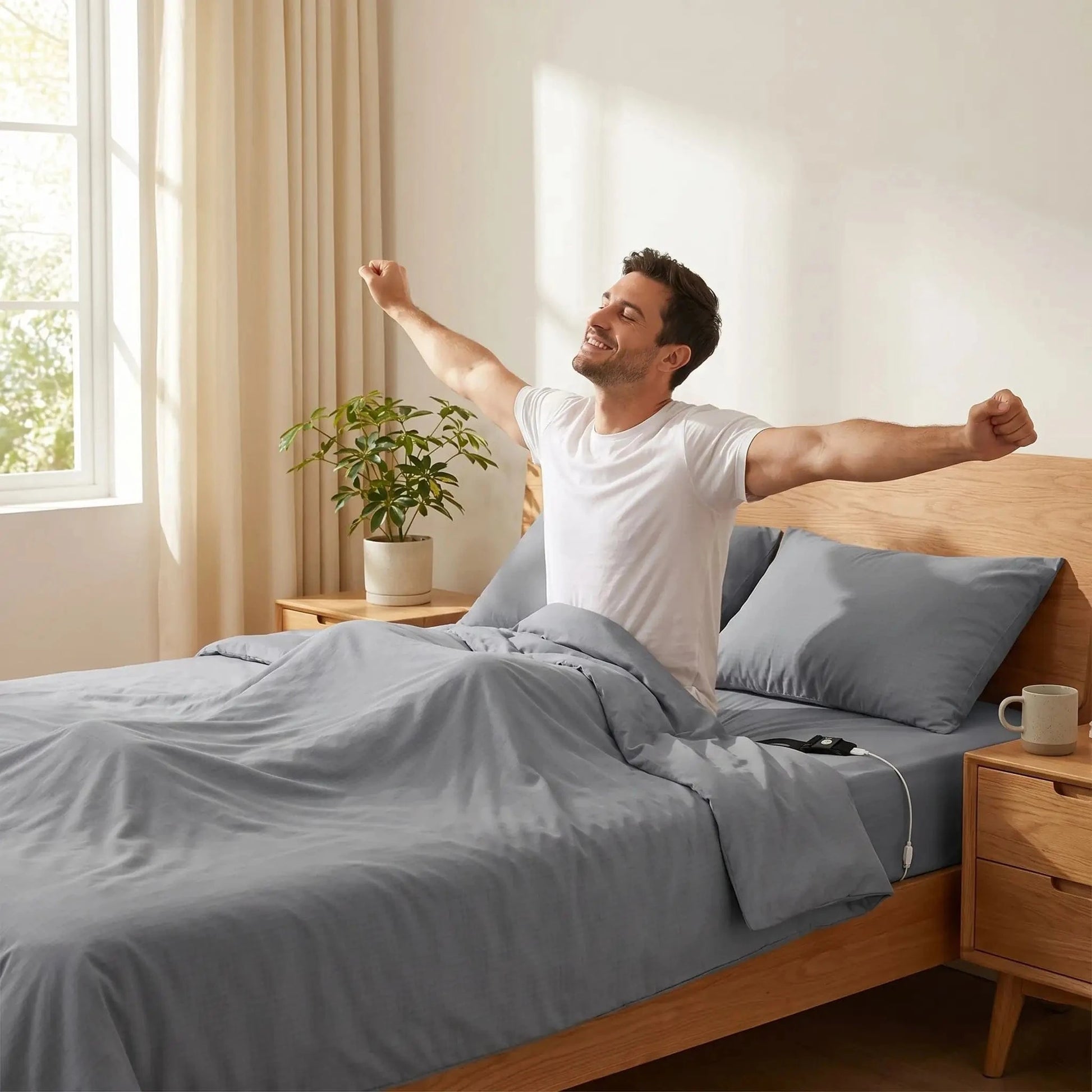 homme réveillé en forme sur draps plats gris fibres d'argent bio