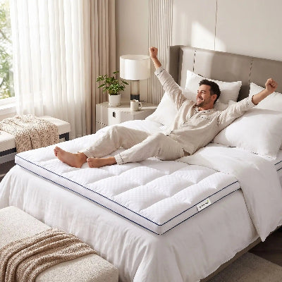  homme réveillé souriant sur surmatelas 160x200 blanc bleu