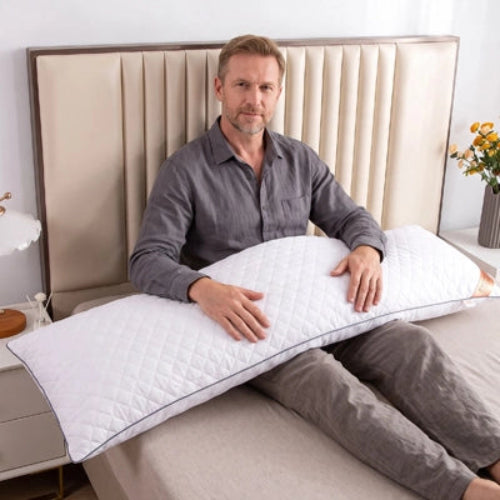 homme souriant avec traversin en 180 blanc sur jambes