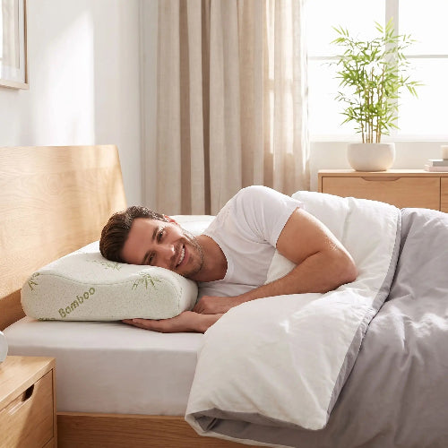 homme souriant couché côté droit tête sur oreiller bambou mémoire de forme 
