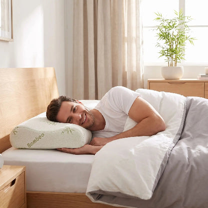 homme souriant couché côté droit tête sur oreiller bambou mémoire de forme 