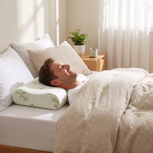 homme souriant couche sur dos tête sur oreiller bambou mémoire de forme 