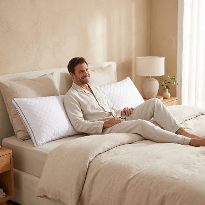 homme souriant dos sur traversin 180 dans chambre