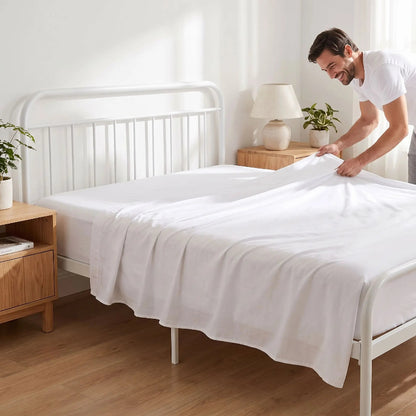 homme souriant replace drap sans repassage blanc