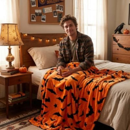 homme souriant sur lit enveloppé avec couverture tissu flanelle orange 