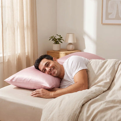 homme souriant tête sur taie D OREILLER en soie murier 50x70 rose 