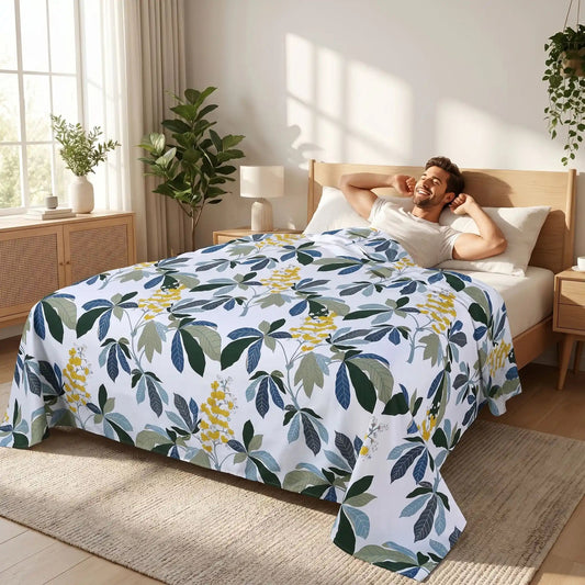 homme sourit sur drap plat dessin floral pur coton 500