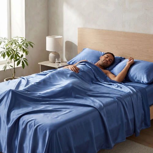 homme sur drap frais d'été bleu marine endormi sur dos