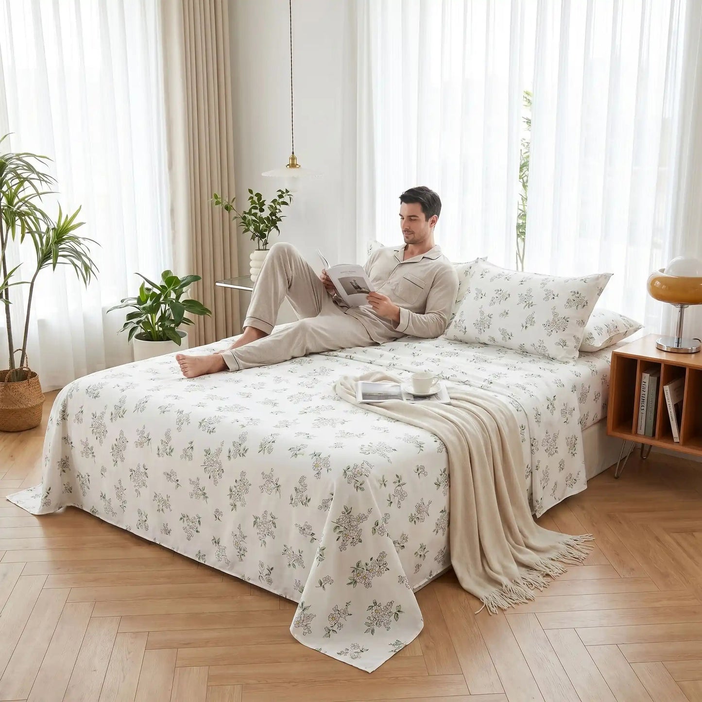 homme sur drap plat blanc floral éclatant