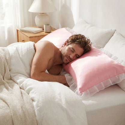 homme sur taies d'oreiller en soie rose position latérale