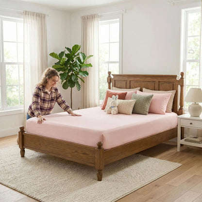 jeune femme près draps housse rose clair rose poudré 