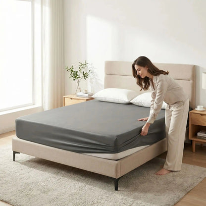 jeune femme recouvre son draps housse gris satin premium 