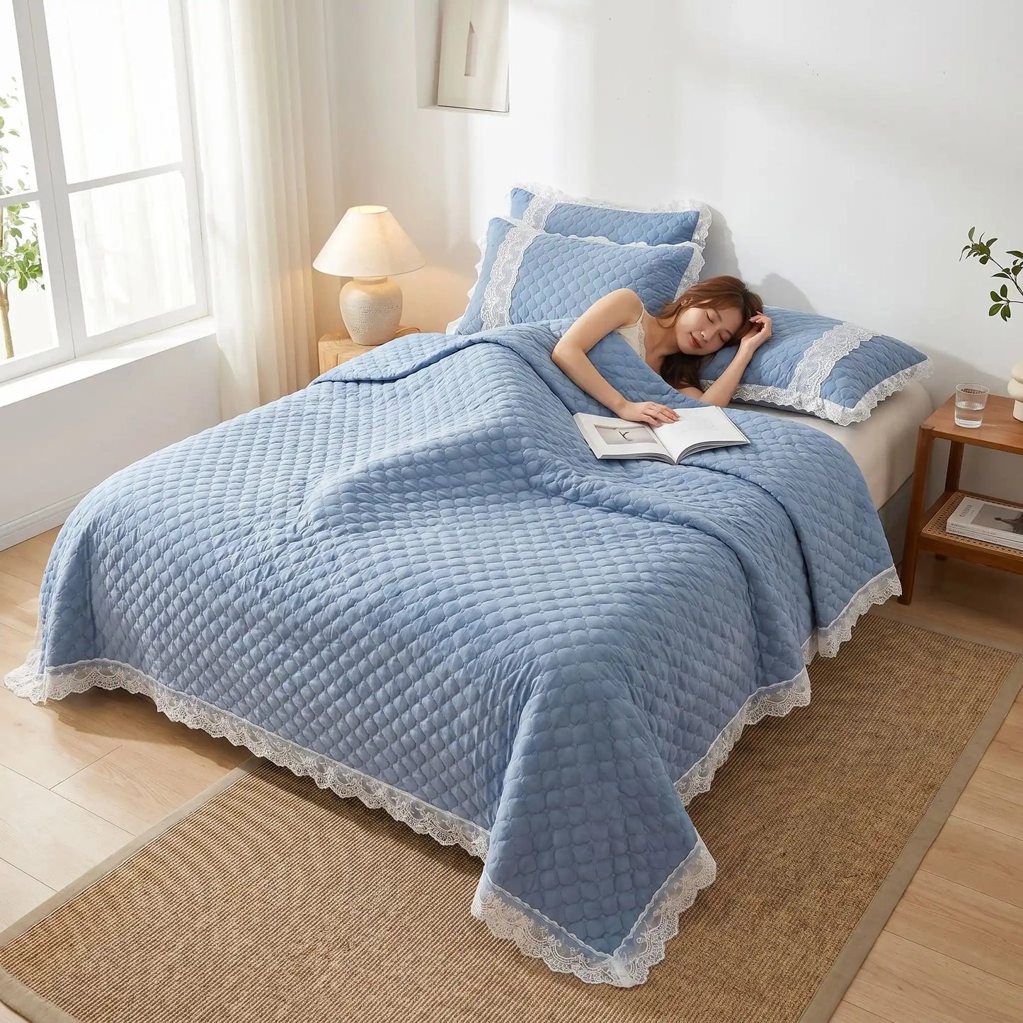 jeune femme sur drap plat 2 personnes bleu ciel matelassé