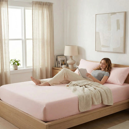 jeune femme sur draps housse rose clair rose poudré 