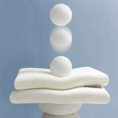 oreiller à mémoire de forme sur oreiller avec trois boules blanches