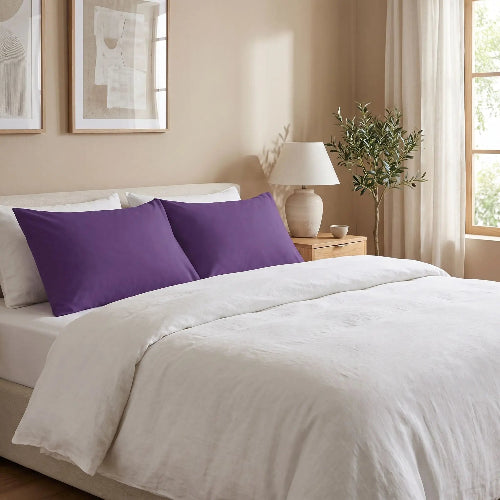 taie 50x70 violette sur lit dans chambre