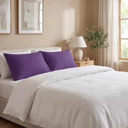 taie 50x70 violette sur lit dans chambre