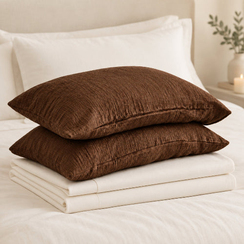 taie D OREILLER coton 50x70 chocolat sur draps blanchâtres