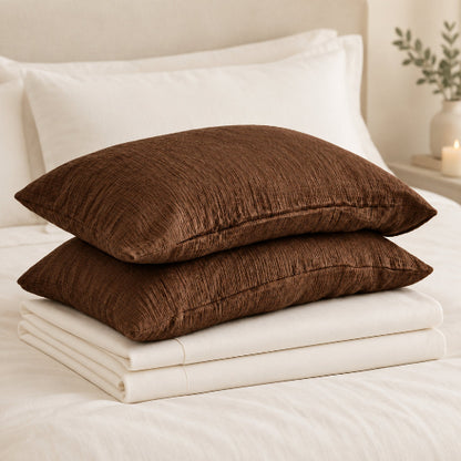 taie D OREILLER coton 50x70 chocolat sur draps blanchâtres