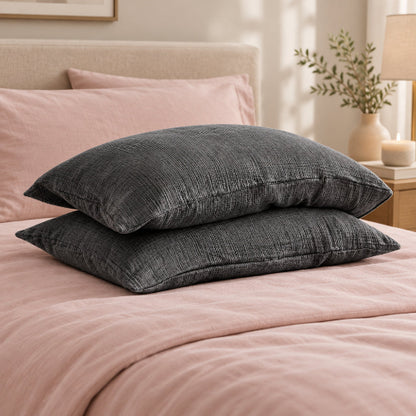 taie D OREILLER coton 50x70 gris foncé sur draps roses avec fleurs