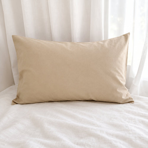 taie d'oreiller 50x70 percale de coton beige sur lit