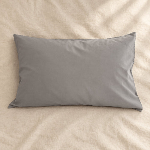 taie d'oreiller 50x70 percale de coton grise sur drap beige
