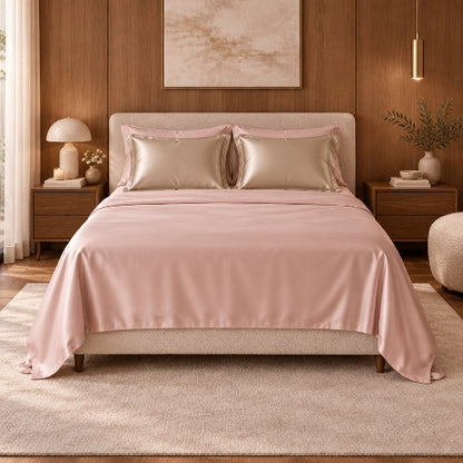 taie d'oreiller satin 50x70 or sur drap rose dans chambre