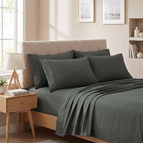 taies D Oreiller rectangulaires 50x70 grises sur lit 