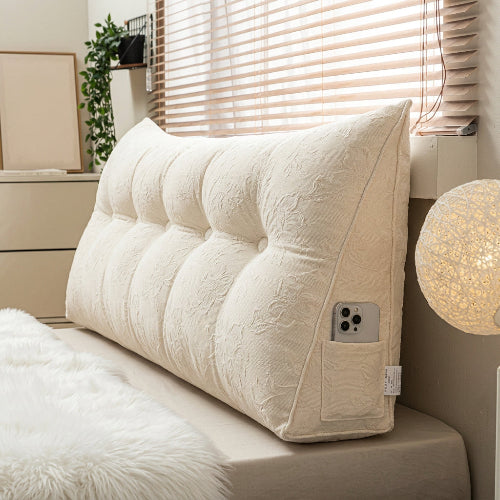traversin triangulaire 180 blanc riz sur lit dans chambre