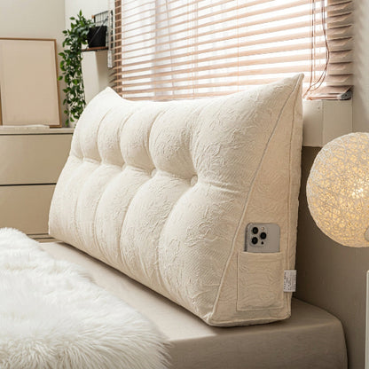 traversin triangulaire 180 blanc riz sur lit dans chambre