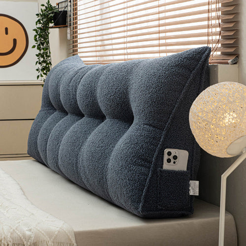 traversin triangulaire 180 bleu avec téléphone sur lit dans chambre éclairée